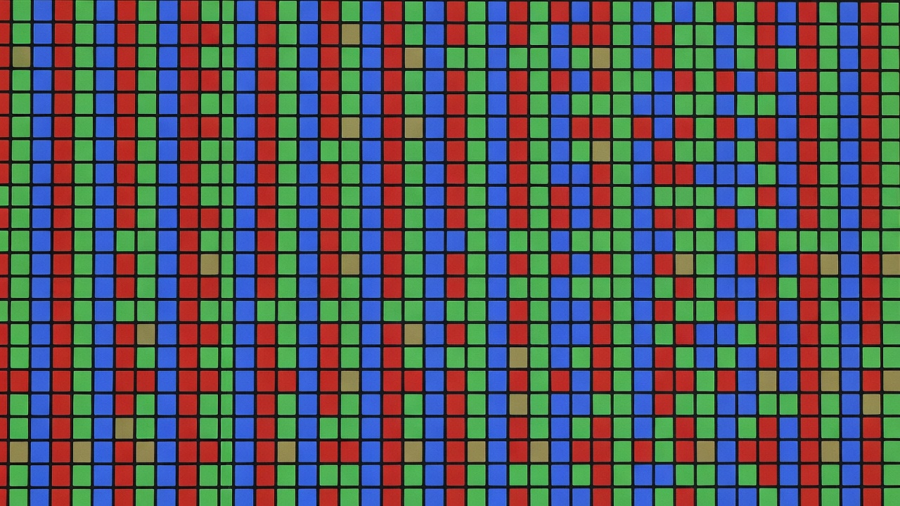 Close-up comparison of native integer pixel rendering versus distorted fractional interpolation on an LCD matrix